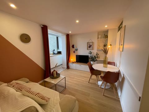 TV and multimedia, Living room, Seating area, Dining area