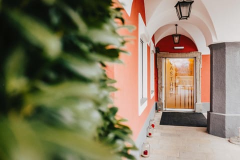 Facade/entrance