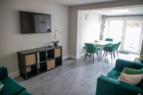 Wave Stays - Ground Floor Apartment - Outside Seating Area Apartment in Wyre District