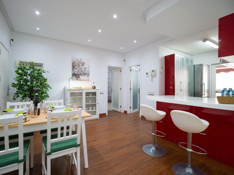 Kitchen or kitchenette, Dining area
