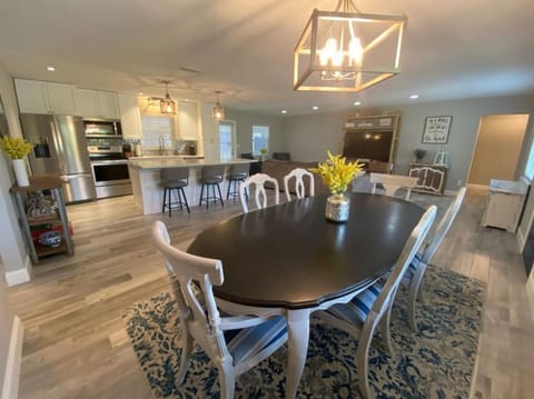 3 bedroom 2 bath with hot tub, game room and boat slip House in Florida