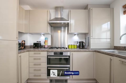 Coffee/tea facilities, Kitchen or kitchenette, oven, stove