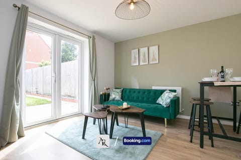 Bed, Living room, Seating area, Dining area, Bedroom