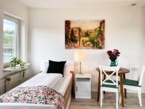 Bed, Photo of the whole room, Decorative detail, Seating area, Bedroom