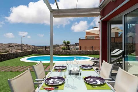 Day, View (from property/room), Balcony/Terrace, Dining area, Swimming pool, sunbed