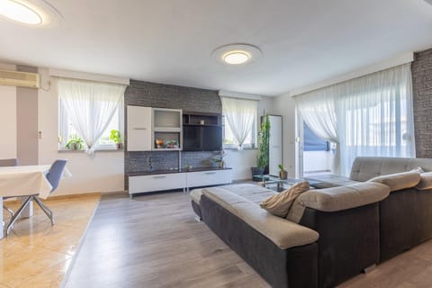 TV and multimedia, Seating area, Dining area