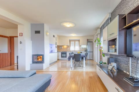 TV and multimedia, Kitchen or kitchenette, Living room, Seating area, flat iron