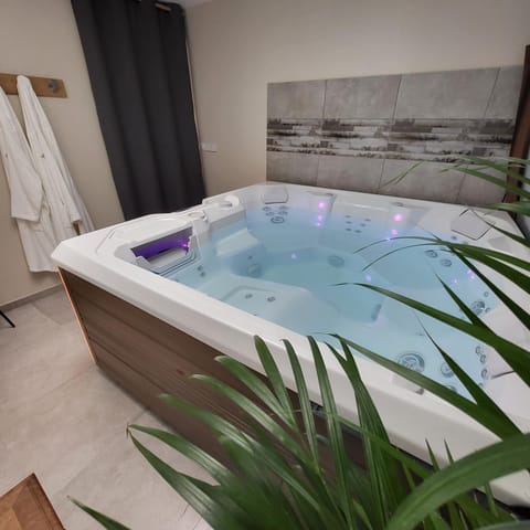 Hot Tub, Spa and wellness centre/facilities