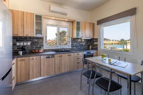 Kitchen or kitchenette, Dining area, dishwasher, pet friendly