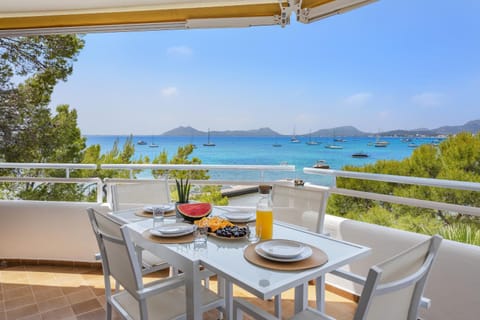 Patio, Day, Natural landscape, View (from property/room), Balcony/Terrace, Living room, Food and drinks, Seating area, Dining area, Food, Lake view, Mountain view, River view, Sea view