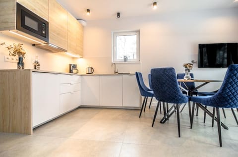 Kitchen or kitchenette, Dining area, minibar