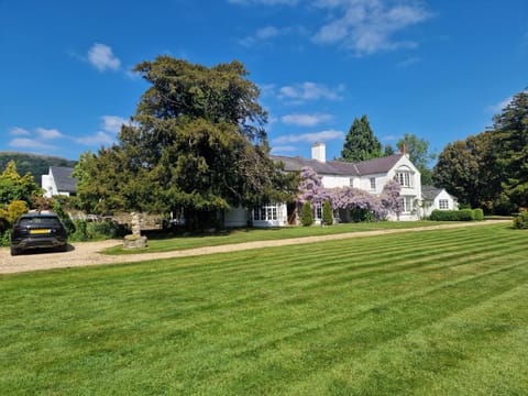 Property building, Facade/entrance, Spring, Natural landscape, Garden, Location, Parking