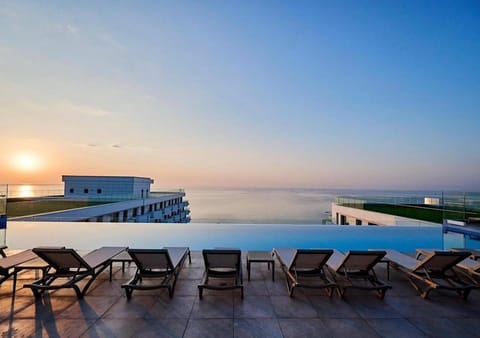 Day, Natural landscape, View (from property/room), Balcony/Terrace, Pool view, Sea view, Swimming pool, Sunrise, Sunset, sunbed