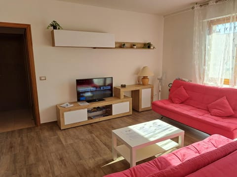 Communal lounge/ TV room, TV and multimedia, Living room, Seating area, Evening entertainment