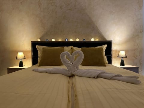 Bed, Bedroom, towels