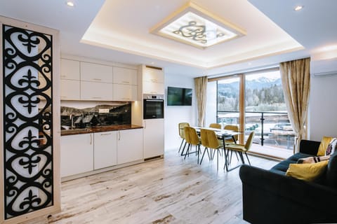 TV and multimedia, Balcony/Terrace, Kitchen or kitchenette, Living room, Seating area, Mountain view, air conditioner