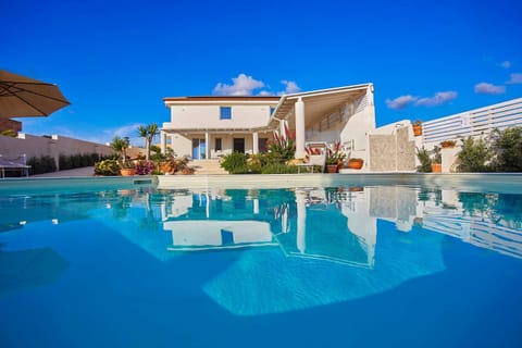 Property building, Day, Pool view, Swimming pool, sunbed