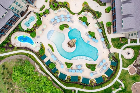 Property building, Summer, Hot Tub, Pool view, Swimming pool, sunbed