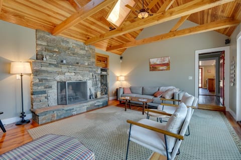 Serene Retreat Near Mt Snow Great for Groups! House in Vermont