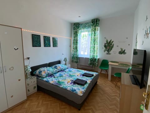 Bed, TV and multimedia, Photo of the whole room, Bedroom, wardrobe