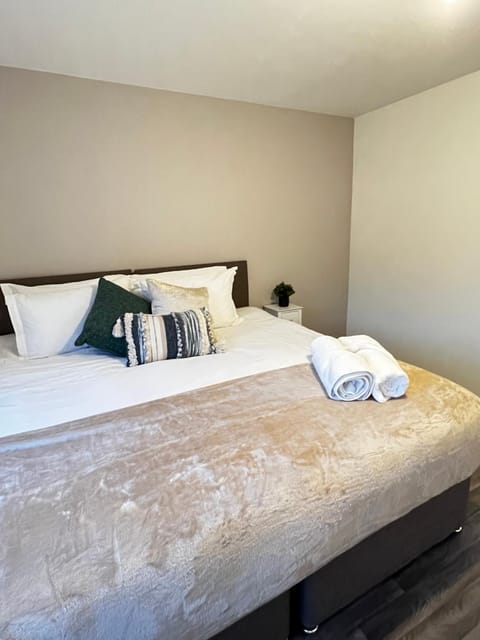 Comfy 2-bed home - Contractors and Leisure House in Oldbury