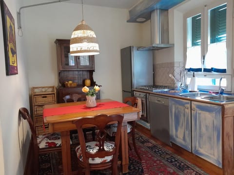 Kitchen or kitchenette, Dining area, dishwasher, pet friendly