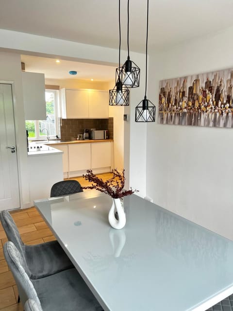 Groups and Contractors - Newly Renovated 4-bed House in Derby