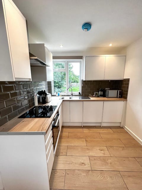 Groups and Contractors - Newly Renovated 4-bed House in Derby