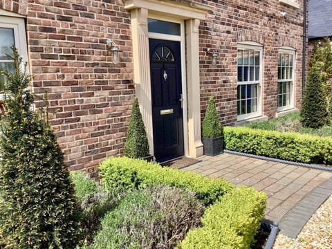 Property building, Day, Garden, Garden view