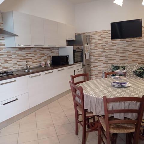 Kitchen or kitchenette, Living room, Seating area, Dining area, oven