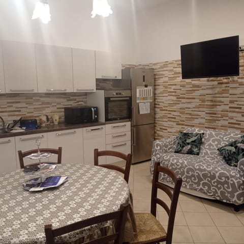 Kitchen or kitchenette, Living room, Dining area, oven