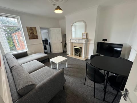 Communal lounge/ TV room, TV and multimedia, Living room, Seating area, Dining area, Evening entertainment, fireplace, heating, internet