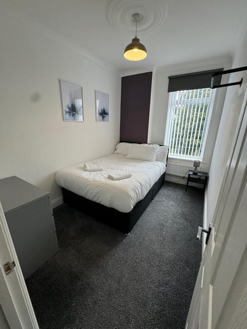 Bed, Photo of the whole room, Decorative detail, Bedroom, heating, internet, towels