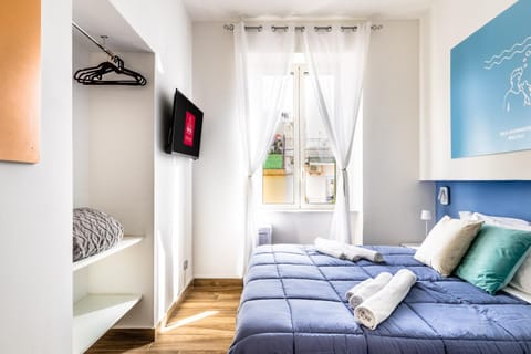 Bed, TV and multimedia, Photo of the whole room, Bedroom, towels