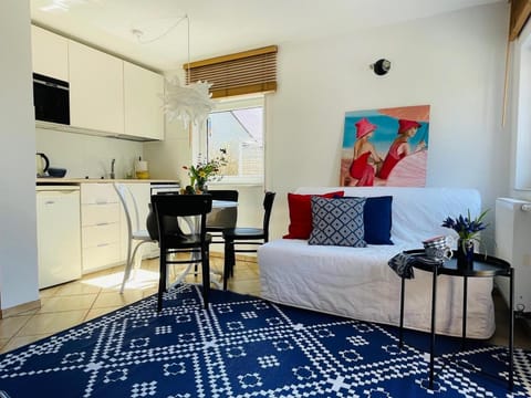 Bed, Kitchen or kitchenette, Living room, Photo of the whole room, Seating area, Dining area, minibar, pet friendly, stove, toaster