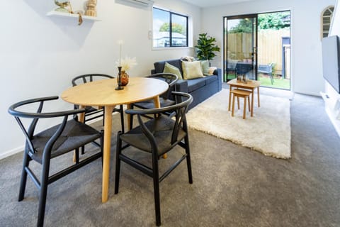 TV and multimedia, Living room, Decorative detail, Seating area, Dining area, Garden view, air conditioner