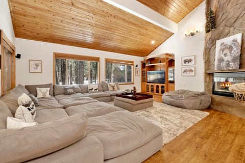 The Spa at Winterset- Incredible Resort Estate Chalet- Indoor Hot Tub- Games House in Big Bear