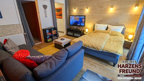 Communal lounge/ TV room, Bed, TV and multimedia, Living room, Photo of the whole room, Seating area, Evening entertainment, Bedroom