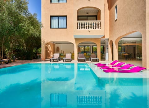 Property building, Patio, Garden view, Pool view, Swimming pool, sunbed