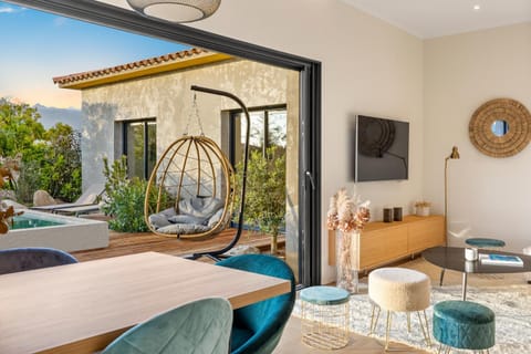 Communal lounge/ TV room, TV and multimedia, Living room, Seating area, Dining area