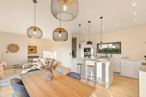 Kitchen or kitchenette, Living room, Seating area, Dining area, minibar, pet friendly, stove