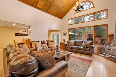 TV and multimedia, Living room, Seating area, fireplace