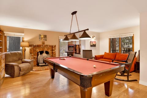 Billiard, Game Room
