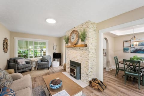 Day, TV and multimedia, Living room, fireplace, furniture