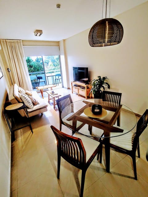 TV and multimedia, Living room, Seating area, Dining area, Lunch
