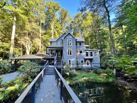 Property building, Day, Natural landscape, Garden, View (from property/room), Mountain view, Street view, Quiet street view