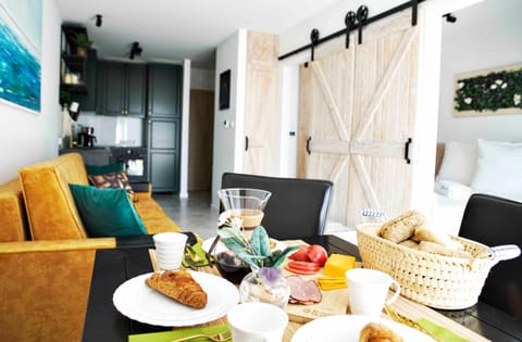 Kitchen or kitchenette, Living room, Food and drinks, Dining area, Food