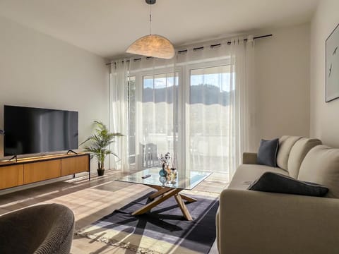 Communal lounge/ TV room, TV and multimedia, Living room, Seating area, Mountain view