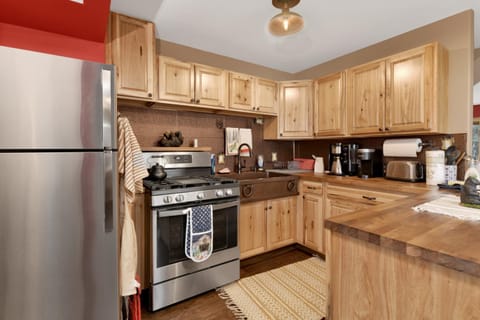 Emma's Cottage- Adorable Central Cozy Modern Chalet Home- Minutes to Activities Chalet in Southern California