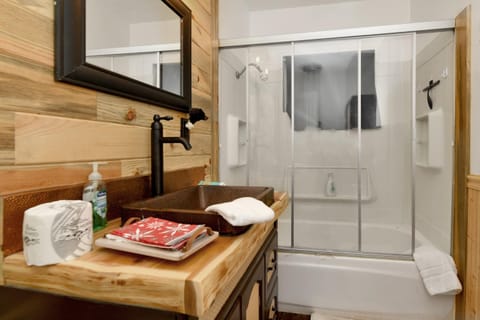 Emma's Cottage- Adorable Central Cozy Modern Chalet Home- Minutes to Activities Chalet in Southern California